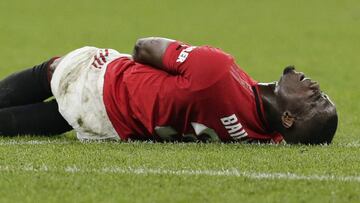 Eric Bailly se lamenta de su lesión en el partido con el Manchester United.