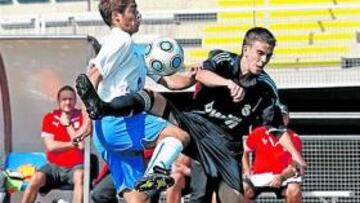 <b>CRECIENDO. </b>Jesús Álvaro pugna con un delantero del Castilla.