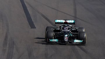 Mercedes&#039; British driver Lewis Hamilton competes during the Formula One Hungarian Grand Prix at the Hungaroring race track in Mogyorod near Budapest on August 1, 2021. (Photo by Peter Kohalmi / POOL / AFP)