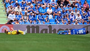 GETAFE, SPAIN - SEPTEMBER 13: Diego Rico of Getafe CF clashes with Nacho Vidal Real Oviedo during the LaLiga EA Sports match between Getafe CF and Real Oviedo at Coliseum Alfonso Perez on September 13, 2025 in Getafe, Spain. (Photo by Diego Souto/Getty Images)