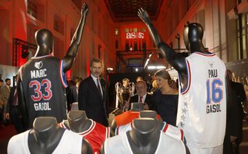 Sus Majestades los Reyes disfrutan de la exposición habilitada para la Gala.
