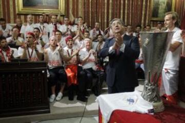 El Sevilla en el ayuntamiento con el alcalde Juan Ignacio Zoido.