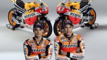 Dani Pedrosa posa junto a su compañero de equipo Marc Márquez.