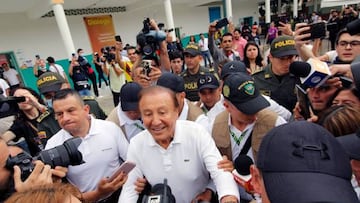 Colombian independent presidential candidate Rodolfo Hernandez (C) arrives at a polling station to cast his vote during the presidential runoff election in Bucaramanga, Colombia, on June 19, 2022. - Colombians vote for a new president in an election filled with uncertainty, as former guerrilla Gustavo Petro and millionaire businessman Rodolfo Hernandez vie for power in a country saddled with widespread poverty, violence and other woes. (Photo by Schneyder MENDOZA / AFP) (Photo by SCHNEYDER MENDOZA/AFP via Getty Images)