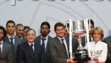<b>CAMPEONES. </b>La temporada pasada, el Madrid llevó la Copa del Rey a la Comunidad, el Ayuntamiento y la Almudena.