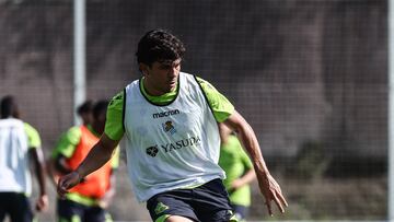 Jon Mikel Aramburu golpea un balón en Zubieta.