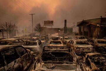 Vehículos dañados por el fuego se alinean en un concesionario después de que el incendio de Eaton arrasara el miércoles 8 de enero de 2025 en Altadena, California.