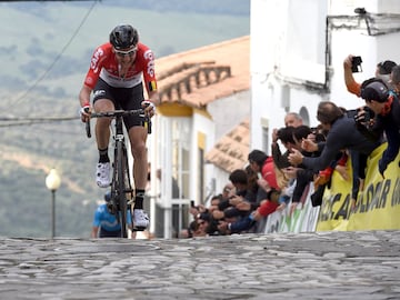 Una vuelta por etapas que con esta hace 65 ediciones y que tiene entre sus ganadores a Julián Gorospe, Stefano della Santa, Erik Zabel, Oscar Freire o Alejandro Valverde con cinco victorias, siendo el ciclista que más veces la ha ganado. En la foto Tim Wellems vencedor de la carrera en la meta de Alcalá de los Gazules.