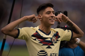 Con su clásico festejo, Edson escuchó su nombre corear en el Coloso de Santa Úrsula