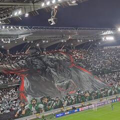 Un toro persiguiendo a béticos: el atrevido tifo del Legia