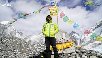 El alpinista &Aacute;lex Txik&oacute;n posa antes de iniciar el &uacute;ltimo paso de la ascensi&oacute;n al Monte Everest.