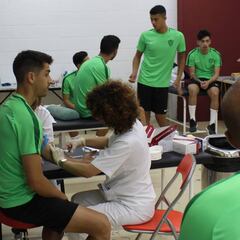 El Almería 2018-19 comienza a rodar con las pruebas médicas