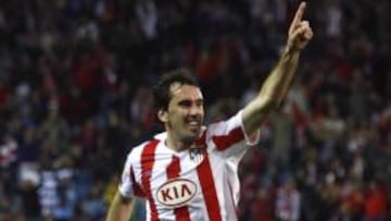 <b>CELEBRACIÓN. </b>Godín festeja un gol con el Atlético en el Calderón.
