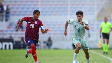 Jose Pablo Aguero (L) of Costa Rica fights for the ball with Elias Montiel (R) of Mexico during the match Quarter-Final between Mexico (Mexican National Team) and Costa Rica as part of the Concacaf Under-20 Championship Mexico 2024, at Sergio Leon Chavez Stadium on July 31, 2024 in Irapuato, Guanajuato, Mexico.