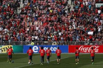 La selección chilena entrenó ante los hinchas en el Estadio Nacional, iniciativa para ayudar a Tocopilla.
