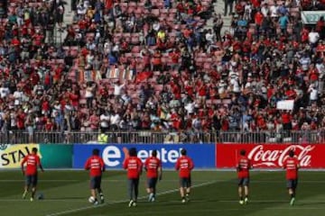 La selección chilena entrenó ante los hinchas en el Estadio Nacional, iniciativa para ayudar a Tocopilla.