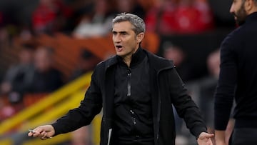 MANCHESTER (United Kingdom), 08/05/2025.- Athletic head coach Ernesto Valverde gestures on the touchline during the UEFA Europa League semi-finals 2nd leg soccer match between Manchester United and Athletic Club, in Manchester, Britain, 08 May 2025. (Reino Unido) EFE/EPA/ADAM VAUGHAN