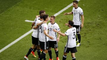 Alemania celebra el gol de Mario Gómez.