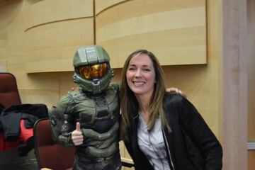 Bonnie Ross posa con un alumno, disfrazado de Jefe Maestro, en la Universidad de Colorado.