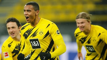 Dortmund&#039;s Swiss defender Manuel Akanji (C) celebrates scoring the 1-0 during the German first division Bundesliga football match Borussia Dortmund v VfL Wolfsburg on January 3, 2021 in Dortmund, western Germany. (Photo by Leon KUEGELER / POOL / AFP)