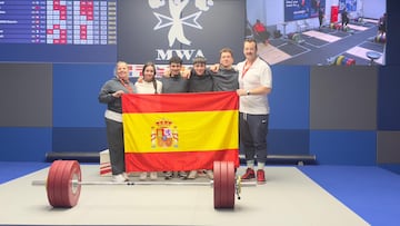 El equipo español de Halterofilia posa con la bandera.