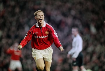 Probablemente, Nicky Butt sea el jugador menos recordado y emblemtico de los Fergie Boys. Debut en la temporada 92-93, en la que destac por su desparpajo y potencial, pero la llegada de Scholes al primer equipo un a?o despus le cerr muchas puertas. Butt fue a los Fergie Boys lo que Pardeza a la Quinta del Buitre, un talento excepcional a la sombra de algunas de las mayores leyendas de la historia de su club. Gan seis ligas, tres FA Cups y una Champions, en cuya final ante el Bayern fue titular, pero tras doce a?os de servicios en Old Trafford hizo las maletas en 2004 en busca de ms responsabilidad. Se march al Newcastle, en el que jug hasta 2010. Su ltimo a?o como profesional lo pas en Hong Kong, en el South China.