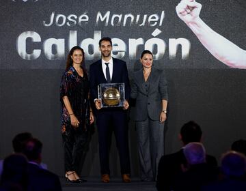 José Manuel Calderón con el galardón del Hall of Fame.