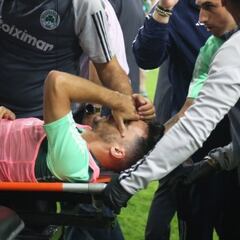 Suspendido el derbi griego: un objeto impacta en la cara del español Juankar