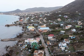 Las casas y edificios dañados a lo largo de la costa de la isla de Carriacou, Granada.