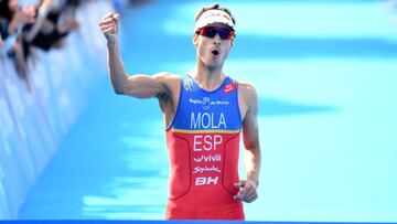 Mario Mola tras su última victoria, en Yokohama.