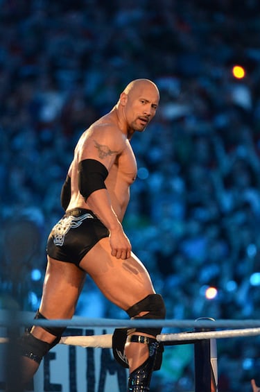 En el caso de Dwayne Johnson (Hayward, California, 53 años) la WWE le sirvió de catapulta para hacerse una estrella en Hollywood. Ha trascendido la lucha libre porque ahora es el protagonista de múltiples peleas. Antes, bajo el sobrenombre de ‘The Rock’, fue ocho veces campeón de la WWE y dos de la WCW. Su faceta deportiva le hizo crecer, pero lo que le encumbró fue su carisma. Tenía una conexión especial con el público y una de sus frases es recordada por cada fan de la lucha libre: If you smell... What The Rock is Cooking? (¿Pueden oler... Lo que está cocinando la Roca?). 