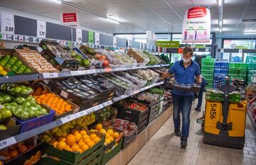 El tenista alemán Kevin Krawietz repone fruta en un supermercado de Múnich. Krawietz, campeón de Roland Garros en dobles junto a su compatriota Andreas Mies, ha trabajado como reponedor, por 450 euros al mes, desde que comenzó la crisis del COVID-19. Ya ha vuelto a los entrenamientos con un permiso especial del Gobierno.