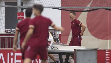 De Jong, al fondo, entrenándose en solitario.