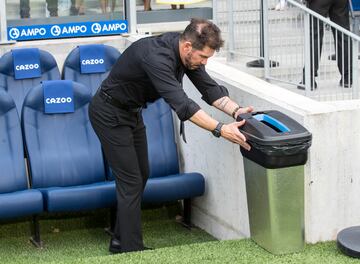 Simeone antes del inicio del encuentro. 