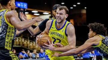 Felipe Haase ataca el aro en un juego de la NBA G League entre los Capitanes de la Ciudad de Mxico y los Osceola Magic.