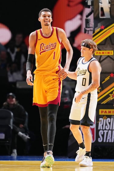 Comparación de altura entre Victor Wembanyama y Mac McClung.