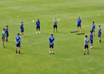 Uno de los grupos de trabajo del Real Zaragoza guarda un minuto de silencio antes del comienzo del entrenamiento en memoria de los fallecidos por la pandemia del COVID-19.