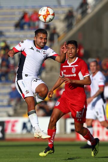 El medio chileno jugó para Pumas, Santos Laguna y Lobos BUAP. Ahora juega en Universidad de Concepción.