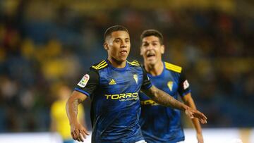 Darwin Machís celebra uno de los goles con el Cádiz.