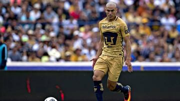 El defensa central paraguayo es uno de los últimos emblemas de Pumas. Verón dejó la institución universitaria en junio de 2017 después de jugar catorce años con los felinos. "Nunca me olvidaré de la afición de Pumas, nunca me olvidaré del equipo y hasta la muerte voy a ser de Pumas", dijo el mítico zaguero al anunciar su salida.