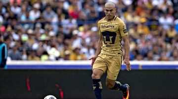 El defensa central paraguayo es uno de los últimos emblemas de Pumas. Verón dejó la institución universitaria en junio de 2017 después de jugar catorce años con los felinos. "Nunca me olvidaré de la afición de Pumas, nunca me olvidaré del equipo y hasta la muerte voy a ser de Pumas", dijo el mítico zaguero al anunciar su salida. 