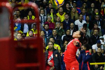 La Selección Colombia de voleibol detonó alegría en el Coliseo El Salitre al ganarle a Perú 3-0. El país sueña con un cupo a Tokio que se define contra Argentina.