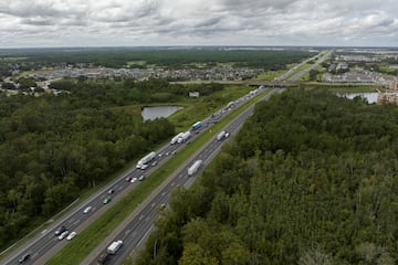 Los vehículos llenan la carretera mientras se dirigen hacia el este por la I-4 desde la costa oeste de Florida antes de la llegada del huracán Milton, en Lakeland, Florida.