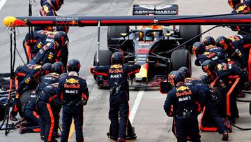 MONTREAL, QC - JUNE 10: Daniel Ricciardo of Australia driving the (3) Aston Martin Red Bull Racing RB14 TAG Heuer makes a pitstop for new tyres during the Canadian Formula One Grand Prix at Circuit Gilles Villeneuve on June 10, 2018 in Montreal, Canada.   Getty Images/Getty Images/AFP
 == FOR NEWSPAPERS, INTERNET, TELCOS &amp; TELEVISION USE ONLY ==