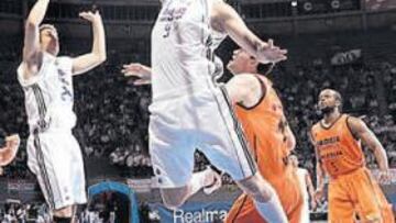 <b>GUERRERO. </b>Felipe Reyes dio una vez más ejemplo de esfuerzo en la lucha por los rebotes. Además aportó puntos importantes para el Real.