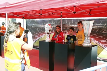 Desde las 10:00 de la mañana los aficionados atléticos celebran el estreno del nuevo estadio rojiblanco Wanda Metropolitano en los alrededores del estadio.
