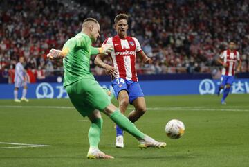 Marc-André ter Stegen y Marcos Llorente.