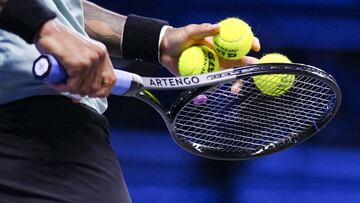 Gael Monfils, con varias pelotas en la mano durante el reciente torneo de Viena.