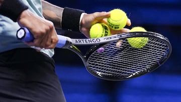 Gael Monfils, con varias pelotas en la mano durante el reciente torneo de Viena.