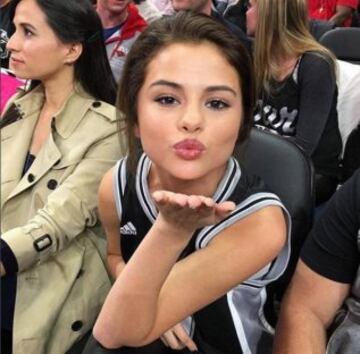 Selena Gomez, la aficionada más bella de los San Antonio Spurs